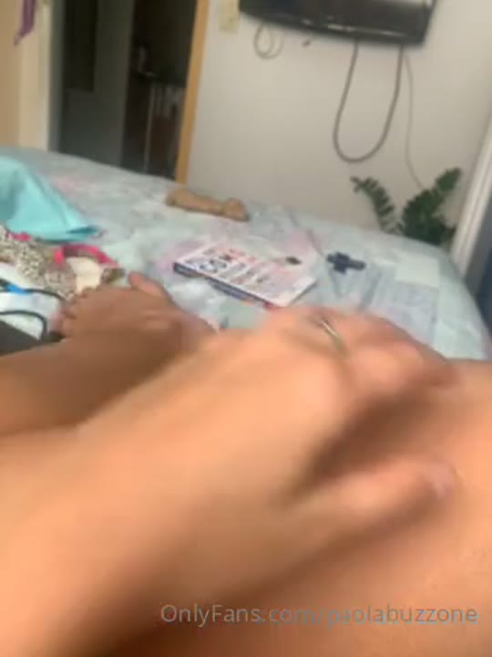 Paola Buzzone nua filmando a bunda de ladinho na cama