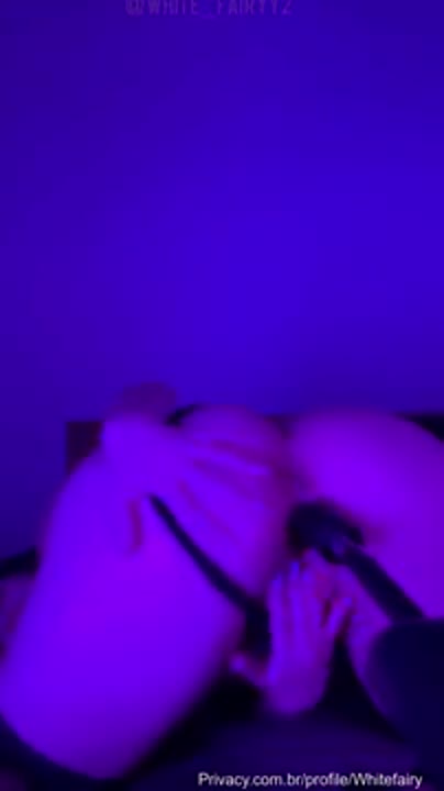 Famosas que fizeram porno pelada se masturbando com uma máquina de sexo