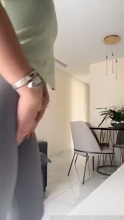 Mariana Casaroto gostosa com macacão enterrado na buceta carnuda
