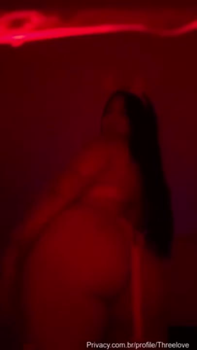 Threelove pelada rebolando a bunda grande bem safada