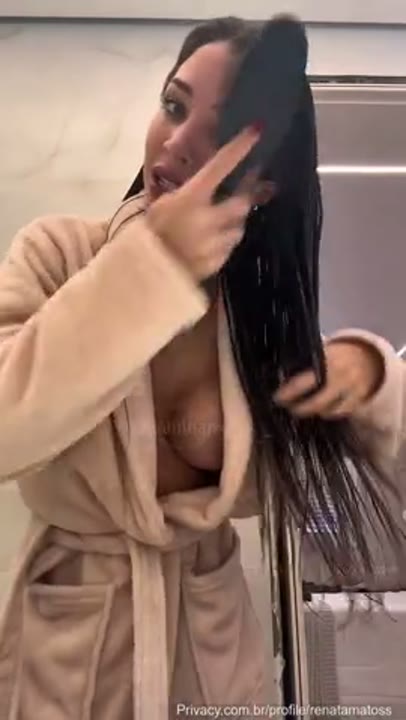 Renata Matos morena gostosa mostrando os peitos depois do banho