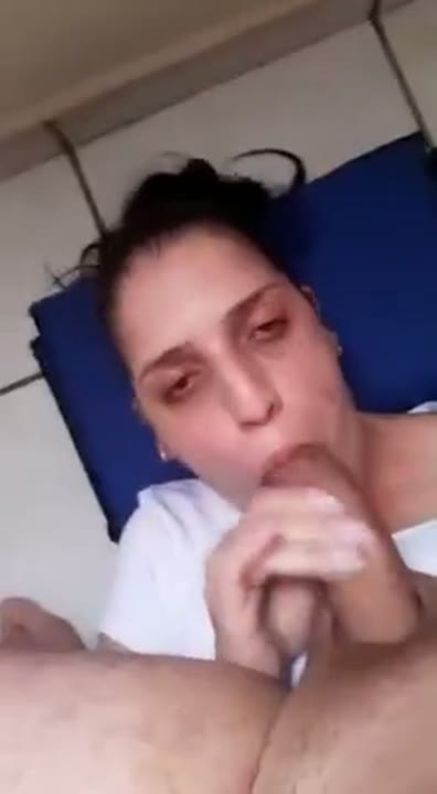 Enfermeira vazada pagando boquete e levando uma gozada na cara no trabalho