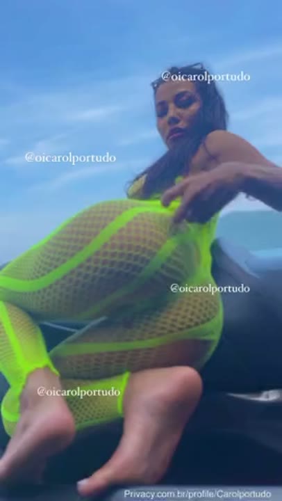 Carol Portudo caiu na net se exibindo nua em publico na praia