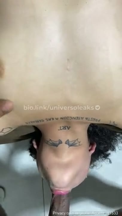 Aquela La mamando a piroca preta até o talo de cabeça para baixo