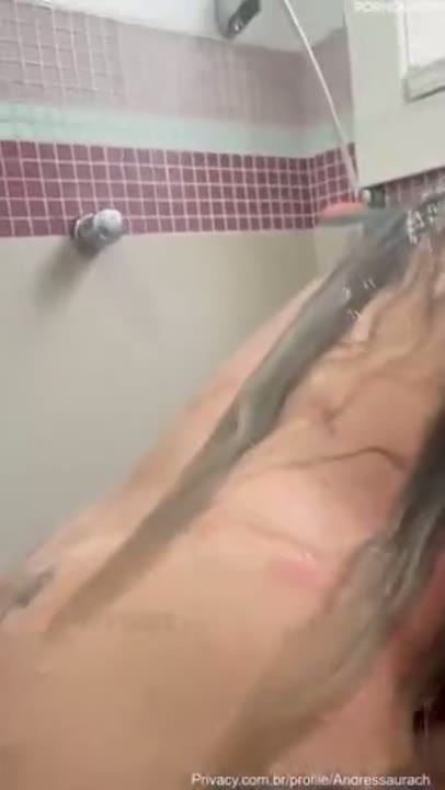 Andressa Urach gostosa tomando banho provocante