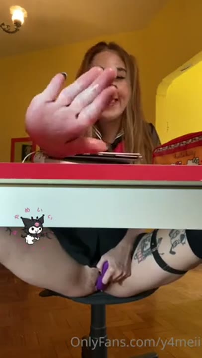 Y4meii pelada exibindo a buceta e se masturbando na escola