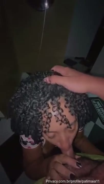 Pati Maia transando engolindo uma rola com vontade