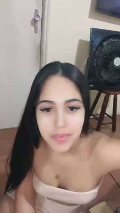 Blogueira pelada na live dançando funk e mostrando a buceta ao vivo