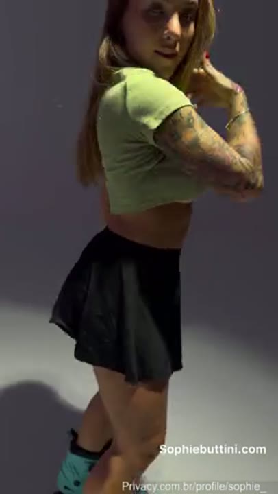 Sophie Buttini caiu na net exibindo a buceta e o cuzinho com roupa de patinadora