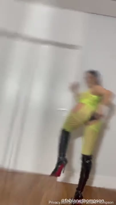 Fabiane Thompson pelada masturbando o cu com um pau de borracha enorme