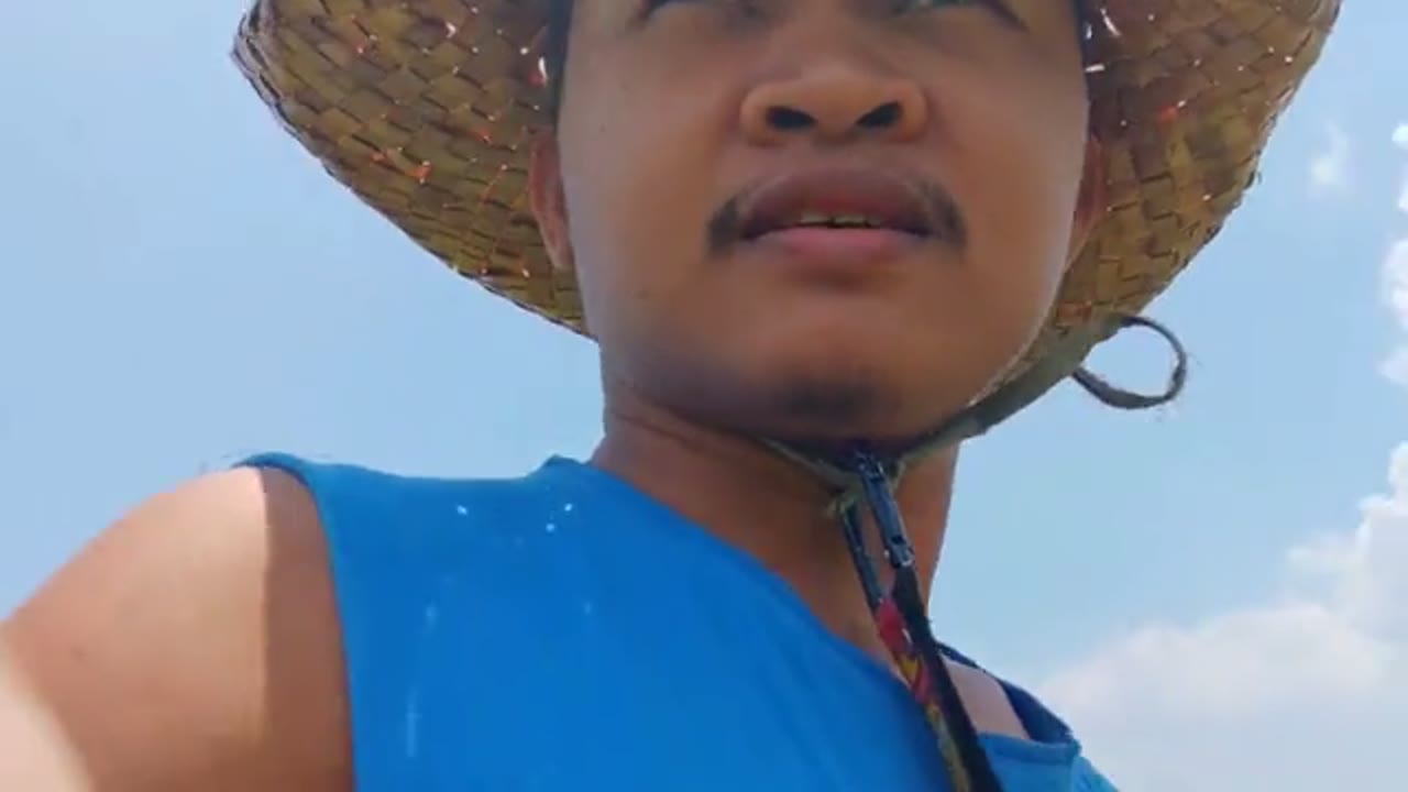 Incesto amador nacional comendo a bucetinha da prima gostosa no celeiro