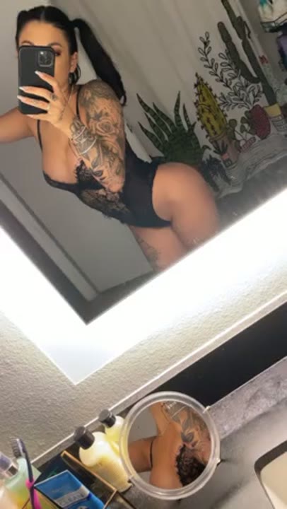 Gina Valentina caiu na net se exibindo com calcinha socada no rabo