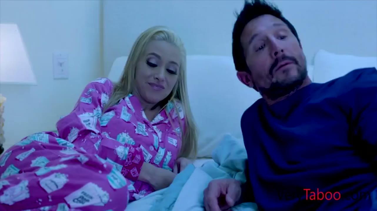 Porno de aposta enteada faz o padrasto foder com ela após ganhar uma aposta