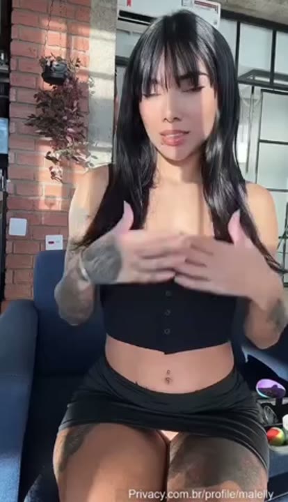 Malelly morena gostosa mostrando a buceta inchadinha
