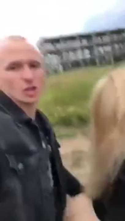 Russa novinha transando em publico com o namorado safado