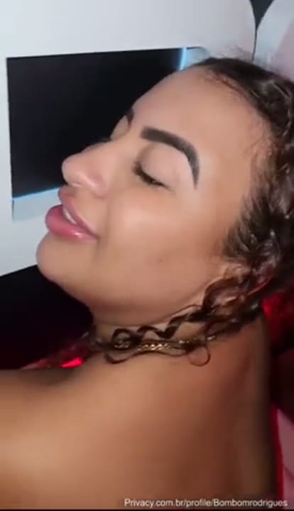 Bombom Rodrigues dando a buceta melada no pelo pro negão