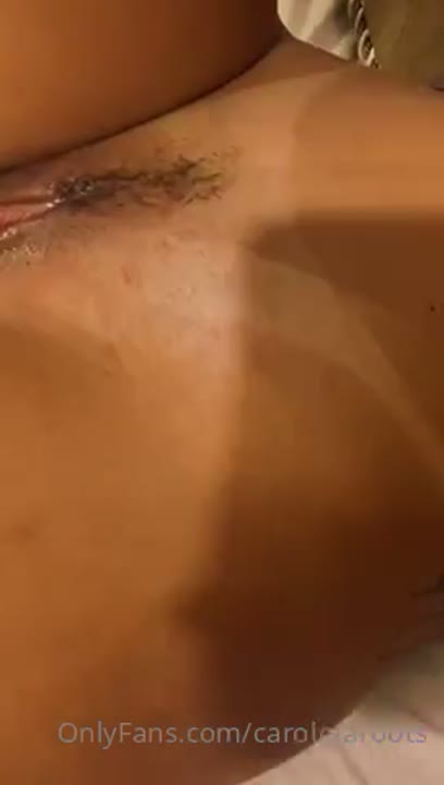 Caroleta Roots putinha tatuada mostrando a bucetinha cabeluda