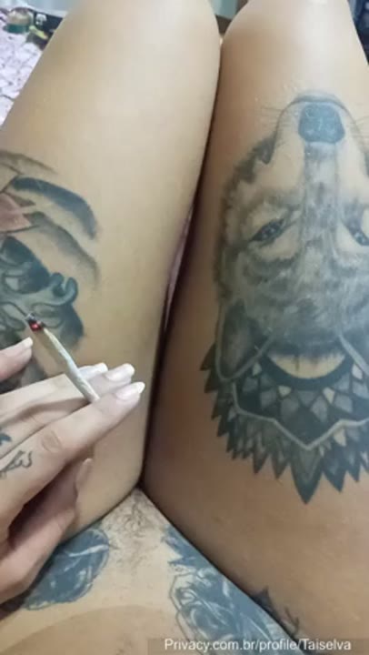 Taiselva porno amador fumando maconha e filmando a buceta peludinha