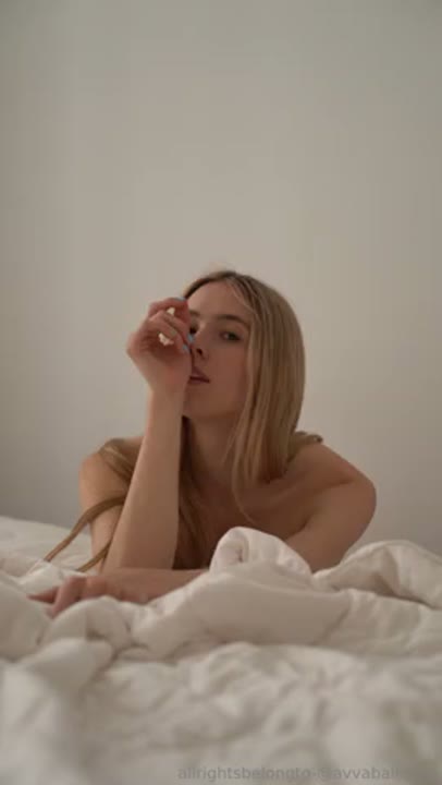 Bailarina sexy mostrando os peitos pequenos e durinhos com cara de puta
