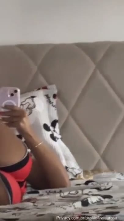 Livia Rosa caiu na net filmando a buceta no espelho