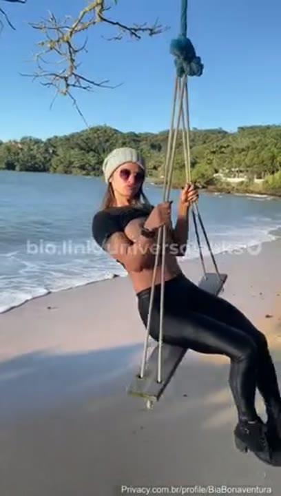 Bia Bonaventura mostrando os peitos em publico em um balanço
