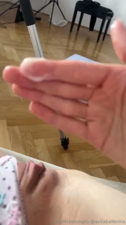 Xvideosonly loirinha magrela metendo o dedo na buceta melada
