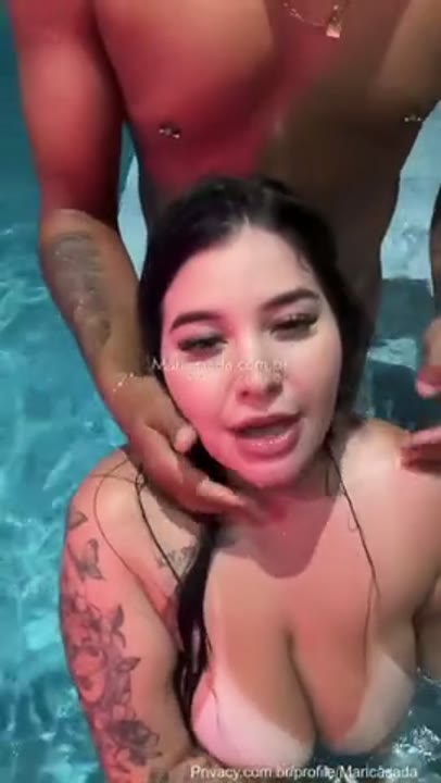 Filmando a esposa Mari Casada transando com novinho na piscina