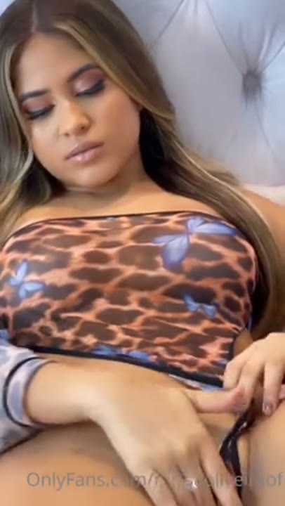 Raissa Oliveira Onlyfans nua batendo siririca com cara de puta