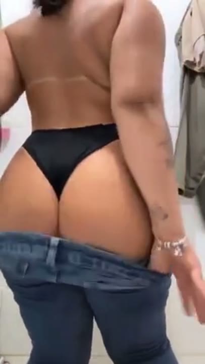 Gostosa tirando a roupa dentro do banheiro