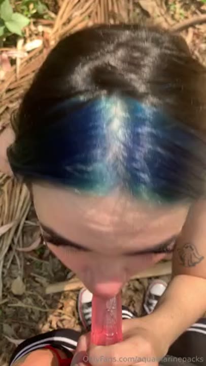 Aquamarinepacks pagando boquete em um pau de borracha no meio do mato