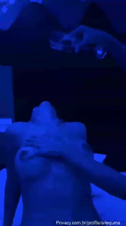Arlequina video do Privacy jogando bebida nos peitos da amiga pelada