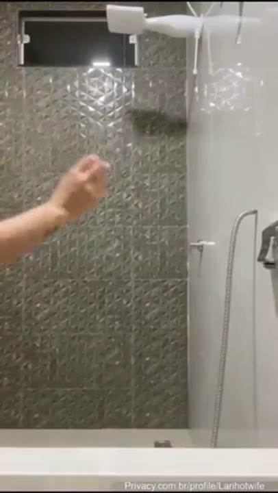 Lari Hot Wife nua exibindo a bucetinha no banho