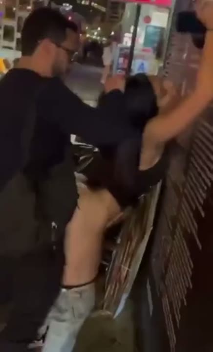 Novinha perdendo a virgindade depois da balada no meio da rua em publico