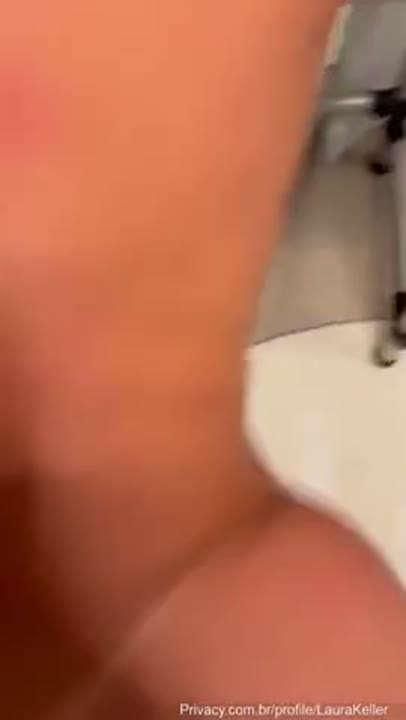 Loira fodendo sem camisinha e gemendo na pica