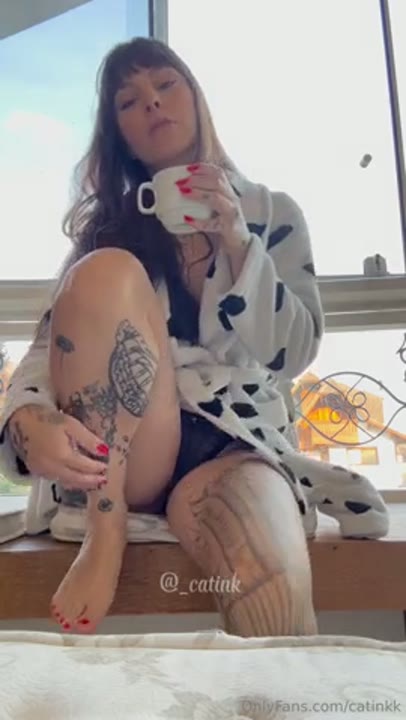 Catink video amador masturbando a bucetinha  tomando café da manhã