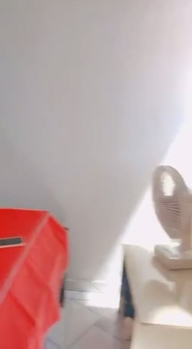 Emo putinha pelada se masturbando e gozando gostosinho com a xoxotinha melada