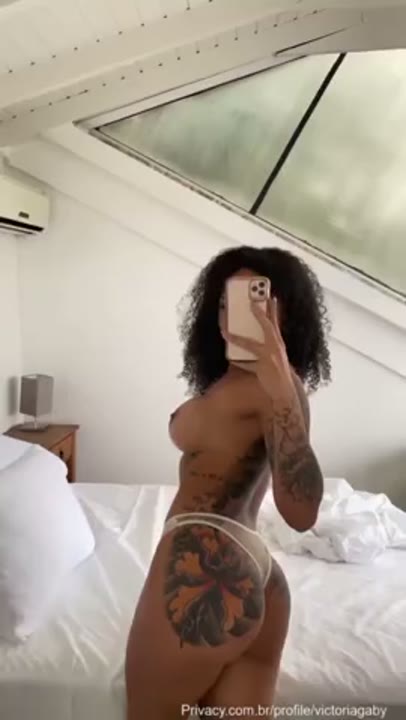 Victoria Gaby pelada filmando os peitos para os seguidores no espelho