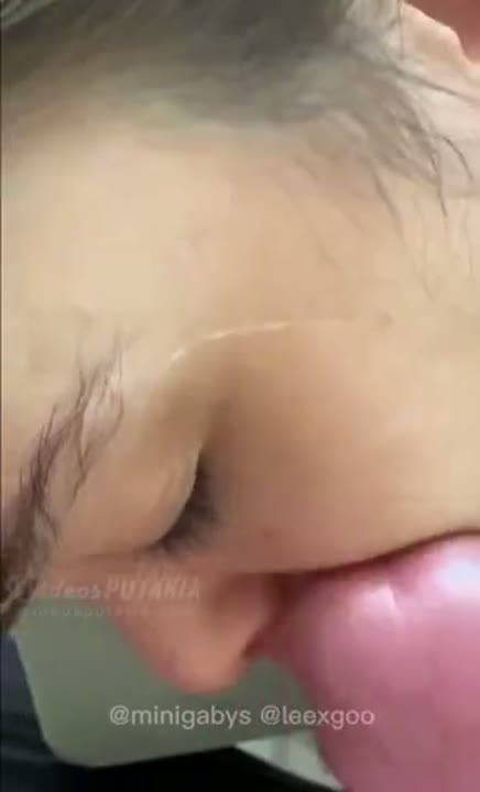 Mini Gabys levando gozada na sua boquinha