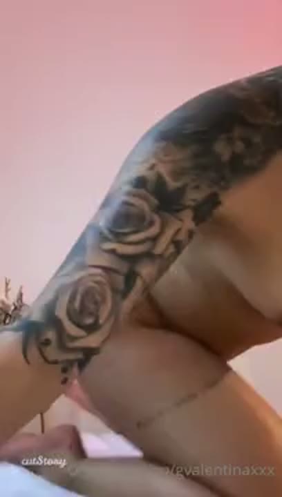 Gina Valentina pelada provocando de quatro com buceta de fora