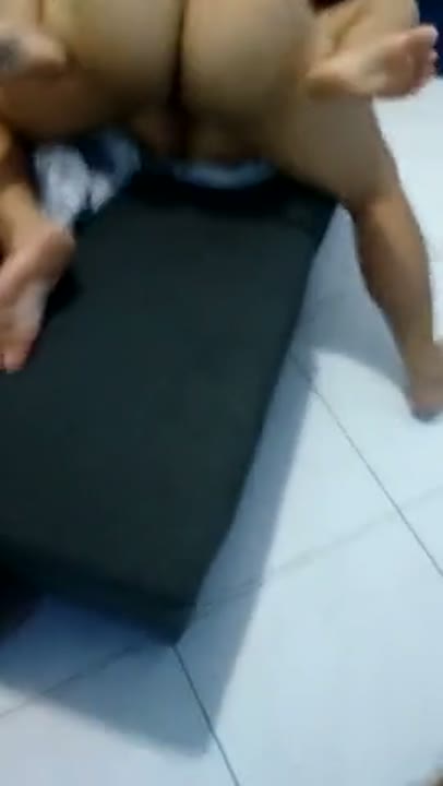 Fudendo com os amigos novinha safada dando pra dois sortudos